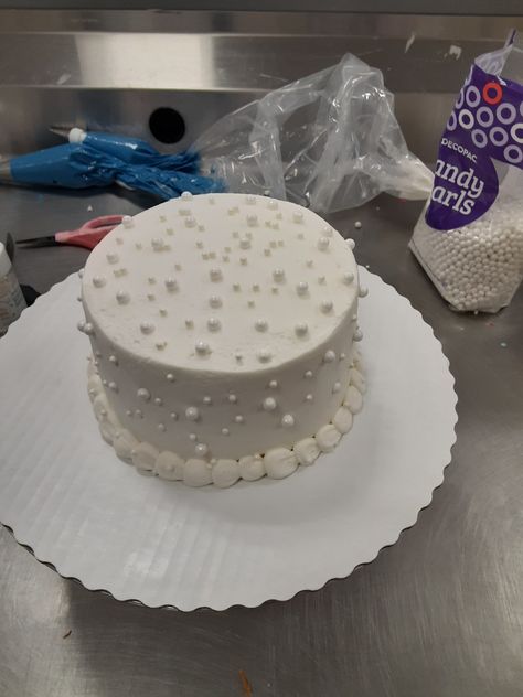 White and pearl cake 18th Birthday Ice Cream Cake, Pearl Decorated Cake, White Cake With Pearls, Birthday Cake With Pearls, Pearl Birthday Cake, Cakes With Pearls, Cake Cow, Square Birthday Cake, Sparkly Cake