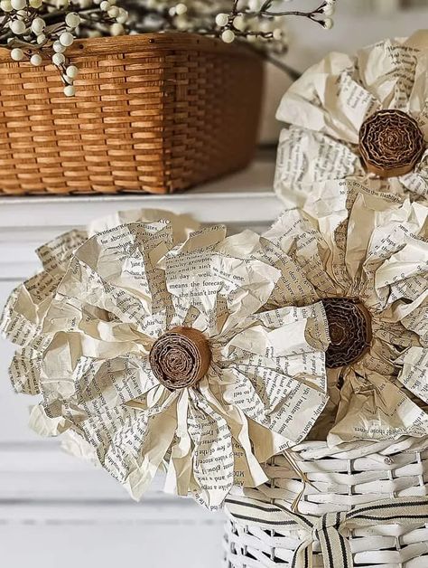 Book Page Fall Decor, Flowers Made From Book Pages, Crafts With Book Pages, Fabric Flowers Diy Easy, Book Decorations, Primitive Sunflowers, Crafts Easy Diy, Book Page Roses, Book Page Flowers