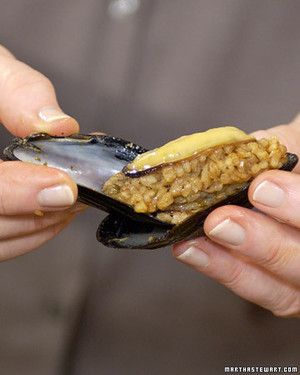 Stuffed Mussels Basic Stuffing Recipe, Stuffed Mussels, Mussels Recipe, Seafood Entrees, Lobster Recipes, Stuffing Recipes, Basic Recipes, Cooking Meat, Mediterranean Recipes