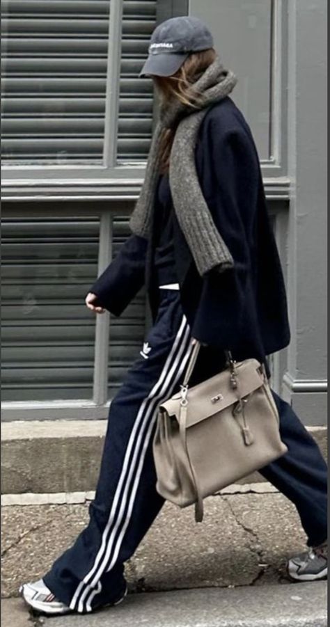 Looks Adidas, Track Pants Outfit, Look Adidas, Looks Party, Mode Casual, Looks Street Style, Adidas Outfit, Outfit Trends, Mode Inspo