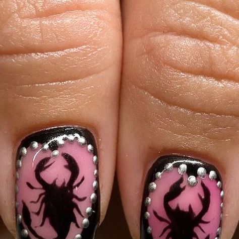 Natasha on Instagram: "Hand painted lil resin scorpions 🦂💕 @sissiofficial_ chrome gel for details @brillbirduk brush & go black art gel Inspo @reallyhotgirl ✨"