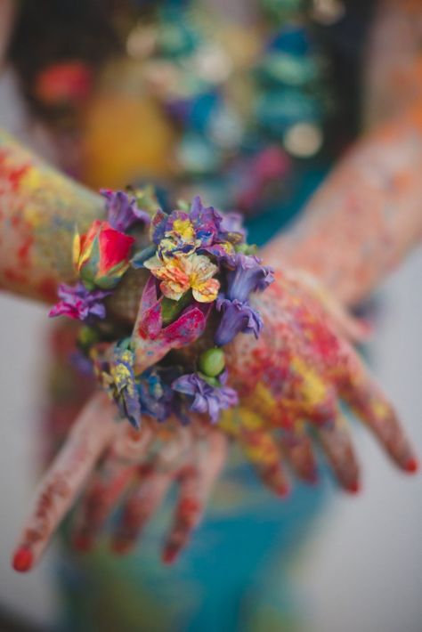 Holi Theme Photoshoot, Holi Photoshoot Ideas For Women, Holi With Flowers, Holi Kids Photoshoot, Bhangra Dance Photography, Springtime Photos, Holi Powder, Holi Photo, Bestest Friend Quotes