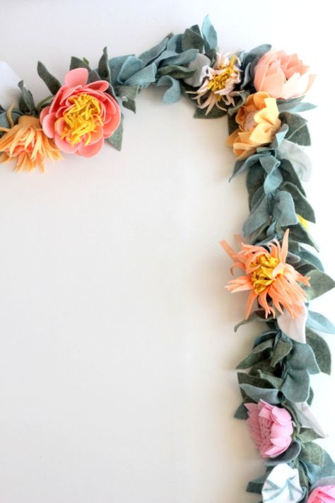 how to make the most beautiful felt flower garland Diy Floral Garland, Diy Flower Garland, Flower Garland Diy, Wedding Magazines, Felt Flower Garland, Bohemian Weddings, Flower Garland Wedding, Felt Leaves, Party Projects