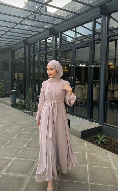 Dress Kondangan Hijab, Lebaran Outfit, Dress Muslim Modern, Modern Hijab Fashion, Soiree Dress, Muslim Outfits Casual, Muslim Fashion Hijab Outfits, Mode Abaya, Muslim Fashion Hijab