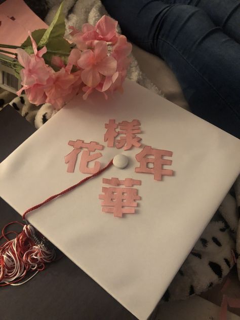 Chinese Graduation Cap, School Graduation Aesthetic, Kpop Grad Cap, High School Graduation Aesthetic, Bts Graduation Cap Ideas, Kpop Graduation Caps, College Graduation Aesthetic, Diy Grad Cap, Graduation Aesthetic