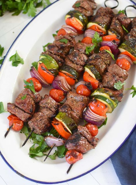 Beef Souvlaki Recipe, Beef Souvlaki, Campfire Snacks, Mediterranean Recipes Healthy, Creamy Dill Sauce, Pork Salad, Beef Kabobs, Fresh Summer Salad, Beef Skewers