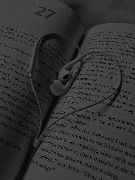 Music Headset Wallpaper, Books With Headphones, Libros Aesthetic, Aesthetic Profile Picture Cartoon Soft, Phone Lock Screen Wallpaper, Lgbtq Quotes, Simple Phone Wallpapers, Pretty Iphone Cases, Music Aesthetic