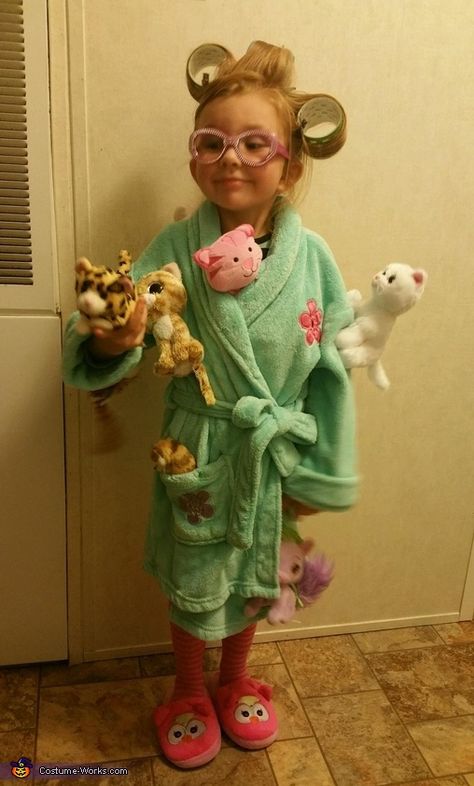 Stephanie: My 4 year old daughter Ava Grace dressed as the Crazy Cat Lady. She is an avid cat lover! We used a bathrobe and slippers we already had. We attached... 2023 Costume Trends, Kid Costume Ideas, Work Costume Ideas, Crazy Cat Lady Halloween Costume, Girls Halloween Costumes For Kids, Dnd Costume, Crazy Cat Lady Halloween, Crazy Cat Lady Costume, Sister Halloween Costumes