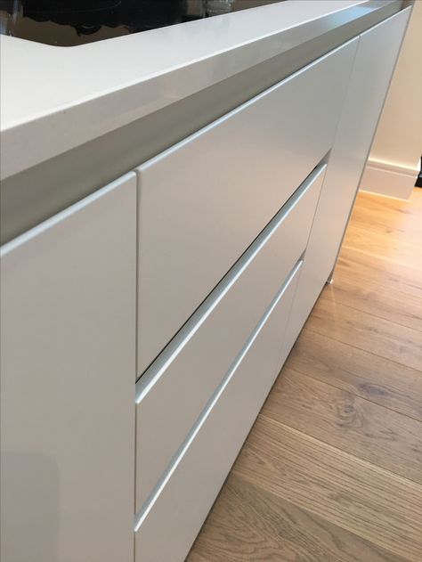 No Handle Cabinet Kitchen, Handless Kitchen Cabinets Modern, Handless Kitchen Drawers, Kitchen Handles White Cabinets, Kitchen Draw Handles, White Kitchen Drawers, Handleless Kitchen Cabinets, Acrylic Kitchen Cabinets, Modern Kitchen Cabinet Handles