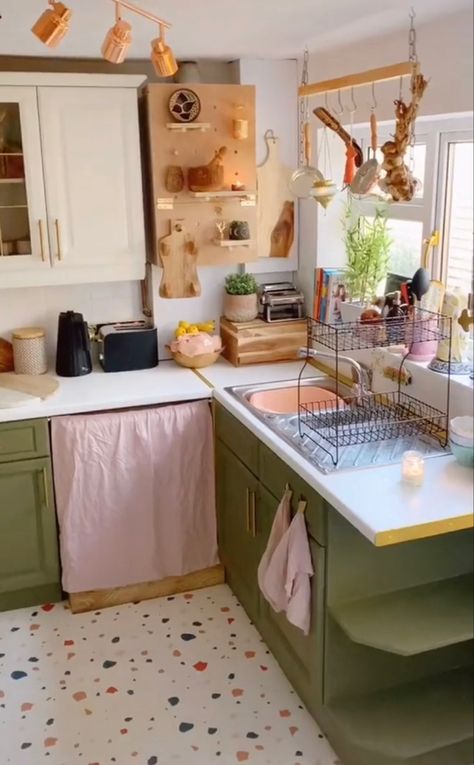 maximalist kitchen Cottagecore Apartment, Cottagecore Home, Colorful Apartment, Aesthetic Apartment, Casa Vintage, Apartment Aesthetic, Apartment Kitchen, Tiny Kitchen, Cottage Kitchen