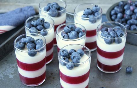 These yummy, all-natural parfaits are a great way to celebrate America's birthday this Fourth of July. Load them up with fresh berries on the top, and watch your kids gobble them up. Patriotic Desserts, Party Food Dessert, Fingerfood Party, Parfait Recipes, Blue Desserts, 4th Of July Desserts, Fourth Of July Food, Sugar Rush, July Party