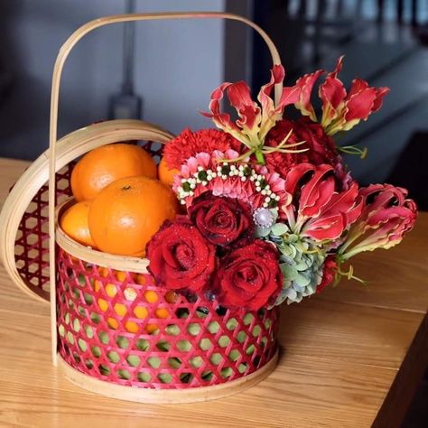 Chinese New Year Bouquet, Chinese New Year Hampers Ideas, Cny Packaging, Chinese New Year Hampers, Tet Decor, Chinese Theme Parties, Fruit Flower Basket, Fruit Bouquet Ideas, Chinese New Year Flower