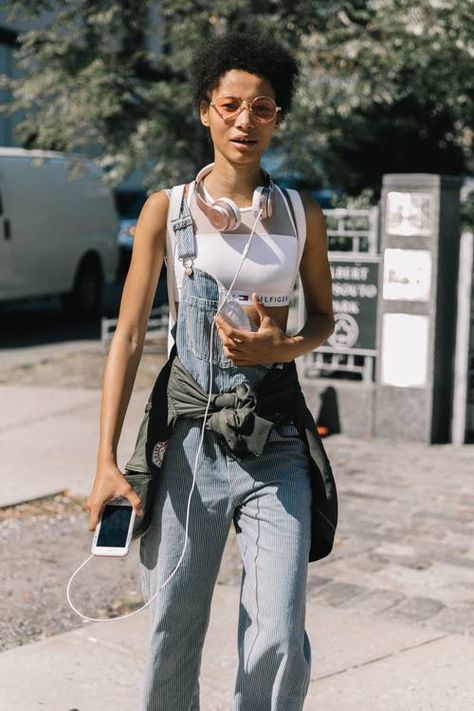 Here's What to Wear in 90-Degree Weather | Who What Wear UK 80 Degree Weather Outfits, Overalls Chic, 60 Degree Weather Outfit, 90s Fashion Overalls, Degree Outfit, Overalls Outfits, Sports Bra Outfit, Women Models, Overalls Outfit