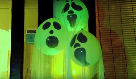 DIY Halloween Glowing Ghost Balloons: Add a Spooky Touch to your Yard - The Budget Diet Homemade Halloween Props, Glow Balloons, Ghost Balloons, Halloween Bats Diy, Halloween Lanterns Diy, Spooky Balloons, Diy Halloween Ghosts, Cheesecloth Ghost, Hanging Balloons