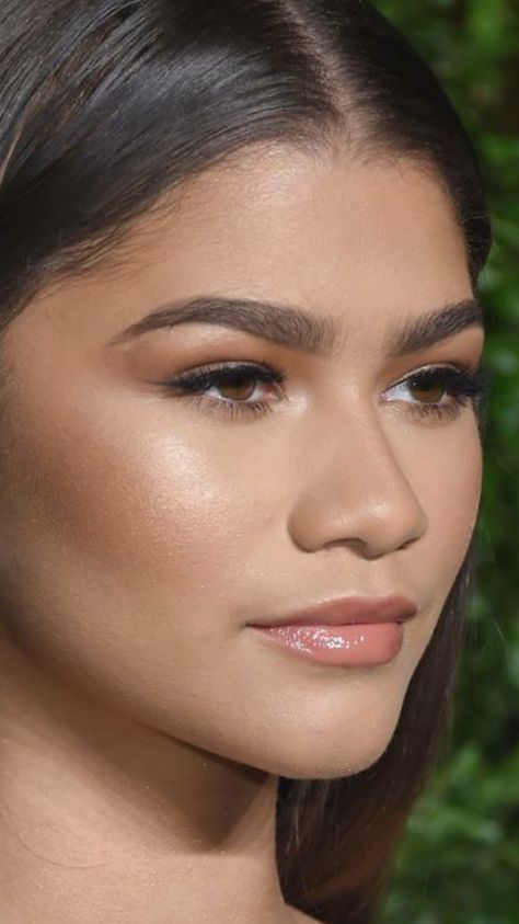 Morena Makeup, Zendaya Makeup, Eyebrow Shapes, Natural Prom Makeup, Celebrity Makeup Looks, Graduation Makeup, Zendaya Style, Bridal Makeup Wedding, Glossy Makeup