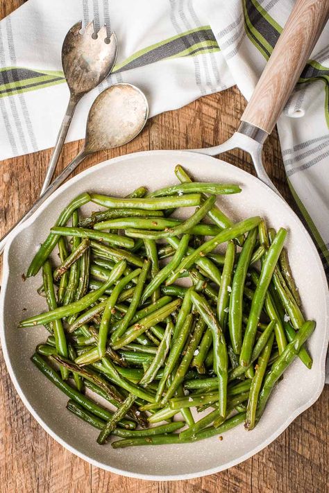 These Garlic Green Beans are a super flavorful 20 minute side dish that's perfect for any occasion! #greenbeans #easysidedish #greenbeanrecipe Quick Green Bean Recipe, Easy Green Bean Recipes, Garlic Green Bean Recipes, Garlicky Green Beans, Green Bean Recipe, Bean Recipe, Sauteed Green Beans, Quick Side Dishes, Garlic Green Beans