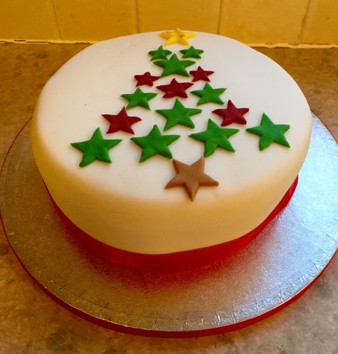 Star Christmas tree cake Square Christmas Cake Designs, Square Christmas Cake, Christmas Cake Decorating Ideas, Decorative Desserts, Christmas Cake Decorating, Cake Themes, Xmas Cakes, Traditional Christmas Cake, Christmas Yummies