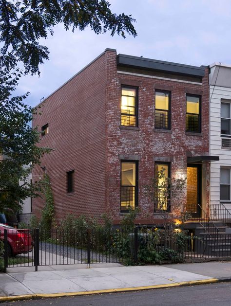 Brick Townhouse Interior, Row Houses Architecture, Loft Facade, Modern Brick Facade, Brooklyn Row House, Architect Model, Small Townhouse, Brick Townhouse, Townhouse Renovation