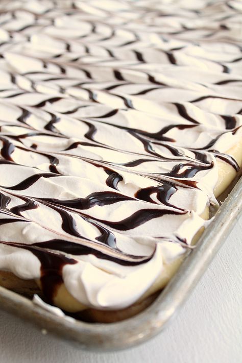 Eclair Cake Puff Pastry, Cream Puff Eclair Cake, Eclair Cake With Puff Pastry, Cream Puff Cake With Puff Pastry, Chocolate Eclair Dessert Puff Pastries, Easy Cream Puff Cake, Easy Puff Pastry Dessert Simple, Cream Puff Dessert Recipe, Puffed Pastry Desserts Simple