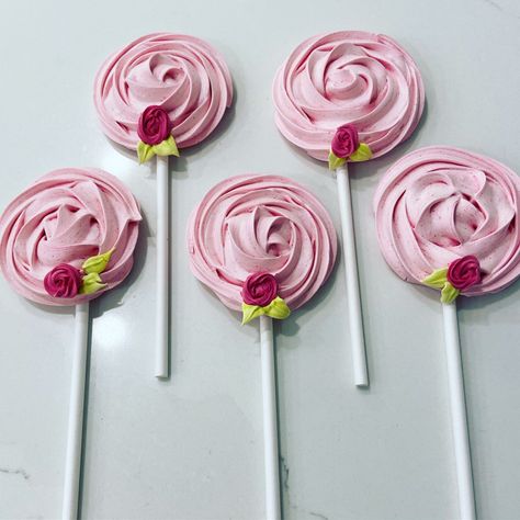 Meringue Lolly Pops, Birthday Meringue Cookies, Meringue Pop Recipe, Merengue Pops Recipe, Meringue Cookie Pops, Valentines Meringue Pops, Merengue Lollipop, How To Make Meringue Cookies, Meringue Pops Recipes