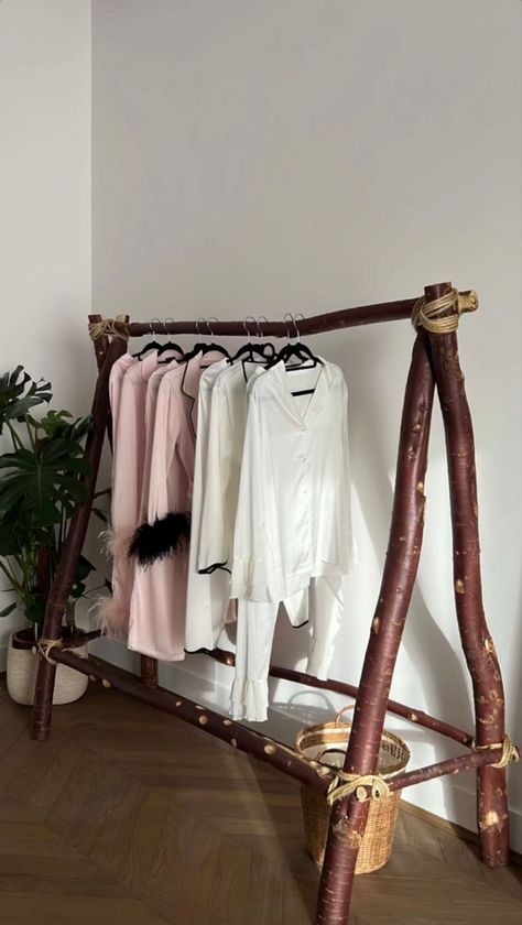 Diy Cloth Hanger Stand, Tree Branch Clothes Rack, Clothes Hanger Ideas, Clothing Rack Diy, Wooden Clothes Rack, Clothing Rack Bedroom, Diy Clothes Hangers, Diy Clothes Rack, Hanger Diy