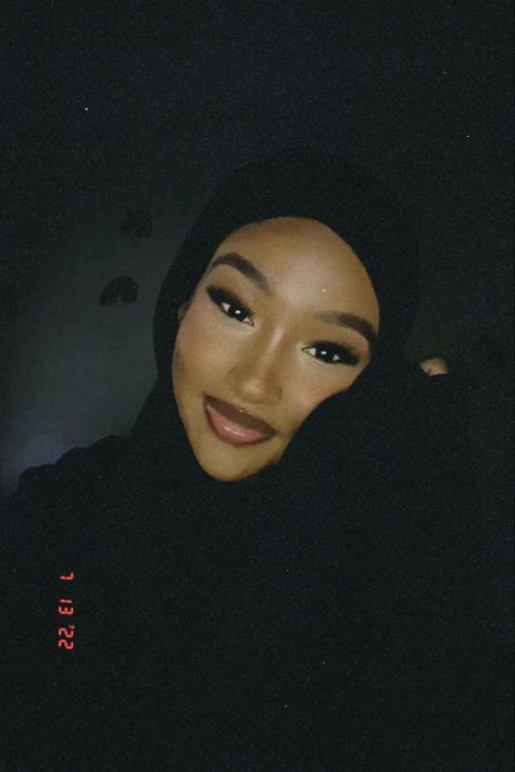 somali hijabi teenage pretty beautiful aetstheic muslim film camera Black Hijabi Makeup, Hijabi Black Women, Muslim Black Women, Black Hijabi Aesthetic, Somali Girl Aesthetic, Pretty Hijabi Girl, Somali Girls Hijab, Anime Wallpapers Cute, Black Hijabis