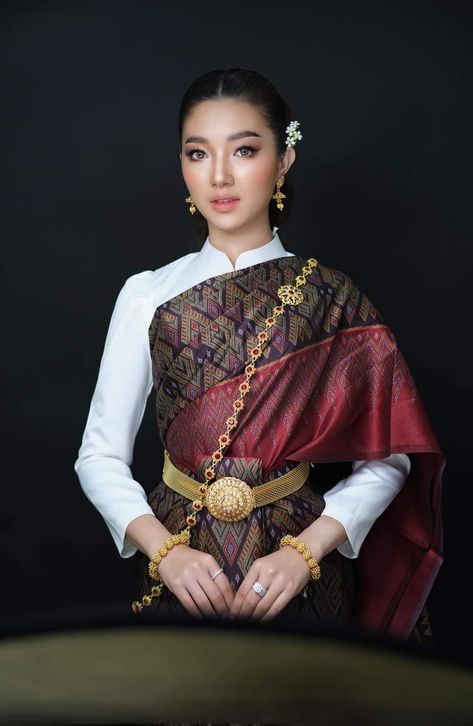 Cambodian Culture, Ancient Outfits, Cambodian Wedding Dress, Cambodian Wedding, Fashion Model Sketch, Traditional Thai Clothing, Thai Costume, Thai Fashion, Thai Clothes