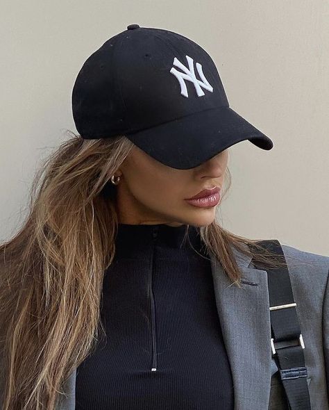 New Era Hat Outfit Women, La Cap Outfit, New Era Cap Outfit Woman, Yankee Hat Outfits Women, Ny Cap Outfit, New Era Cap Outfit, Yankees Cap Outfit, Black Cap Outfit, New Era Outfit