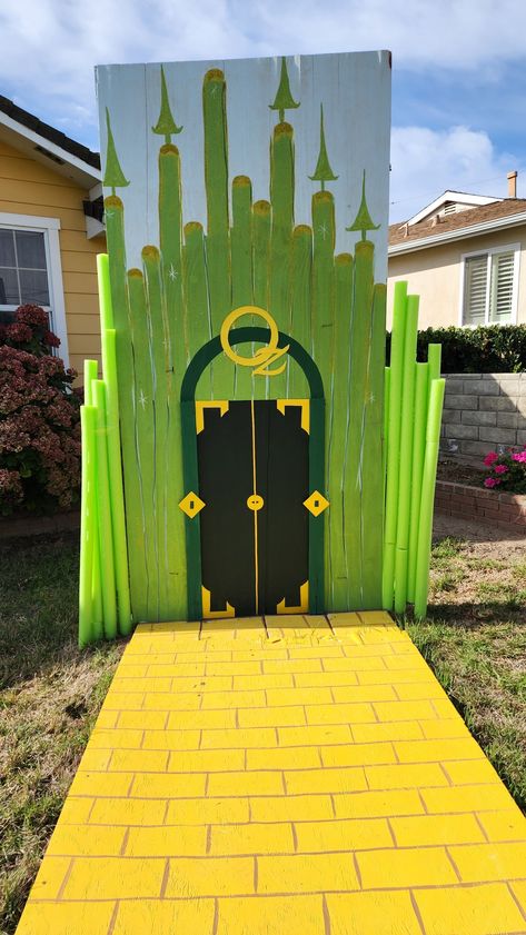 Wizard Of Oz Front Porch Decor, Diy Emerald City Wizard Of Oz, Wizard Of Oz House Diy, Wizard Of Oz Cubicle Decorations, Wizard Of Oz Outdoor Decor, Fairytale Parade Float Ideas, The Wizard Of Oz Trunk Or Treat, Wizard Of Oz Float Ideas Homecoming, Wizard Of Oz School Play