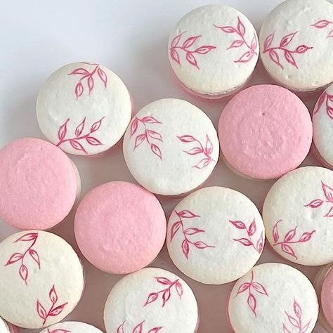 𝗦𝗨𝗚𝗔𝗥𝗙𝗢𝗟𝗗 | 𝑴𝒂𝒄𝒂𝒓𝒐𝒏𝒔 𝒃𝒚 𝑫𝒐𝒂𝒏𝒉 (𝑫𝒆𝒆) on Instagram Fairy Macarons, Easy Macaroons, Painted Macarons, Easy Macaroons Recipe, Macaron Ideas, Macaroons Recipe, Les Macarons, Macaron Cookies, Macaroon Recipes