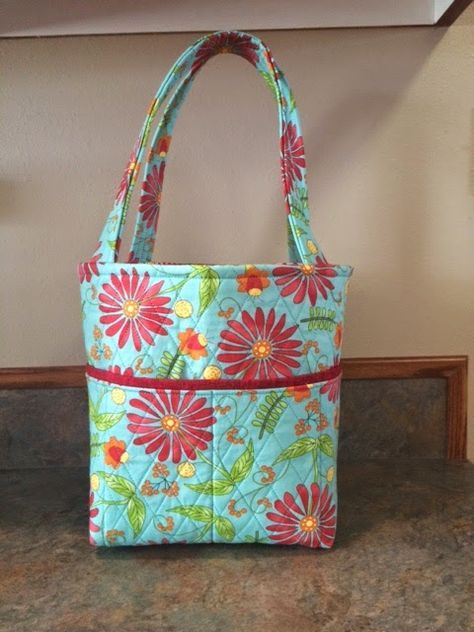 Because I say sew ;) : Not a Vera Bradley bag, but a free pattern! Tote Patterns Free, Diy Fabric Purses, Quilters Bag, Quilted Purse Patterns, Quilted Bag Patterns, Purse Patterns Free, Make A Bag, Tote Bag Pattern Free, Bible Bag