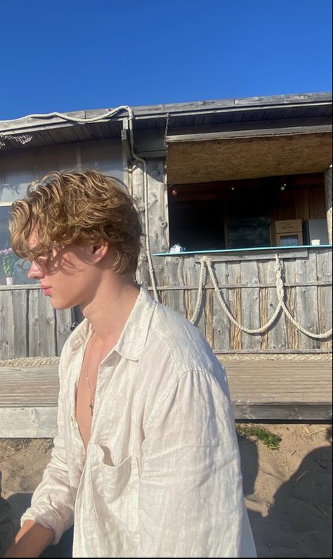 Blonde Old Money Boy, Strawberry Blonde Hair Men, Blonde Male Aesthetic, Blonde Men Aesthetic, Blond Boy Aesthetic, Blonde Man Aesthetic, Italian Boys Aesthetic, Blonde Guy Aesthetic, Golden Boy Aesthetic