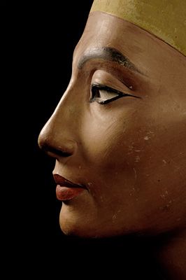 Looks like #3Dprinting has another positive benefit: helping #museums create copies of priceless artifacts. Bust Of Nefertiti, Nefertiti Bust, Art Bizarre, Starověký Egypt, Egypt Museum, Berlin Museum, Egyptian Artifacts, Ancient Egypt Art, Queen Nefertiti