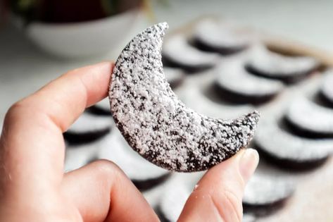 Moon Shaped Desserts, Moon Shaped Cookies, Moon Phase Cookies, Moon Themed Food Ideas, Harvest Moon Cookies, Moon Dessert Ideas, Moon Themed Desserts, Moon Food Ideas, Moon Themed Food