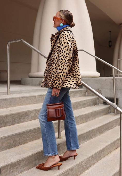 Fall Weekend Outfits 2024, Preppy Fall Outfits 2024, Animal Print Jacket Outfit, Leopard Print Jacket Outfit, Long Fall Sweaters, Leopard Jacket Outfit, Print Jacket Outfit, Leopard Outfit Ideas, Jeans Guide