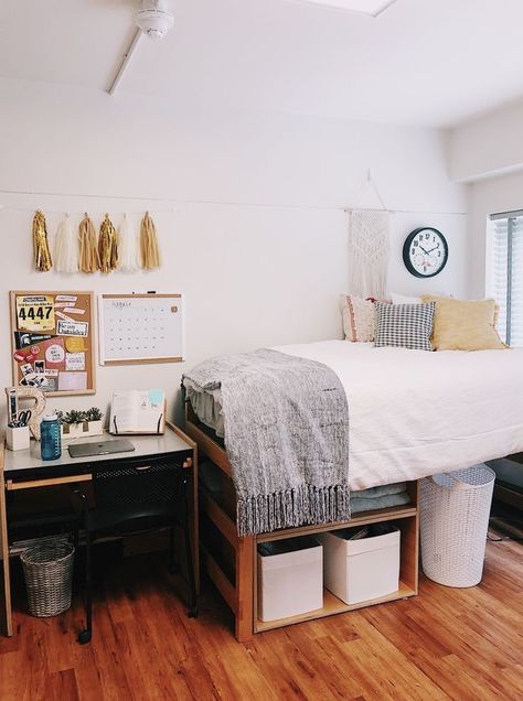 Cozy Dorm Room, Dorm Room Styles, Dorm Sweet Dorm, Dorm Inspiration, Dorm Room Hacks, Dorm Room Diy, Cool Dorm Rooms, Dorm Room Designs, Girls Dorm Room