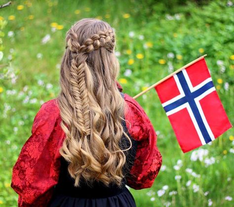 Half Up Fishtail ❣️ Today is the Norwegian national day 🇳🇴 I'm joining the #17maitwin2017 ☺️ #prettyhairstyleess Norwegian Hairstyles, Hair Png, Athletic Hairstyles, Popular Hairstyles, Hair Pictures, Elegant Hairstyles, Professional Hairstyles, Perm, Pretty Hairstyles