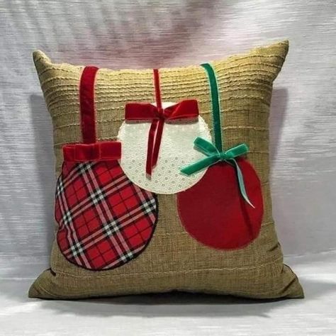 Christmas Pillows Diy, Sofa Bed Blue, Xmas Pillows, Christmas Sewing Projects, Pillow Crafts, Christmas Tree Pillow, Velvet Throw Pillow, Christmas Applique, Sewing Pillows