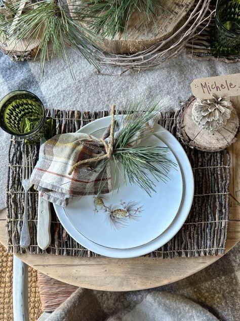 Christmas Table Setting Ideas, Christmas Tree Lots, Table Setting Ideas, Christmas Table Setting, Themed Dinner, Dinner Club, Dinner Party Themes, Cabin Christmas, Holiday Tablescapes