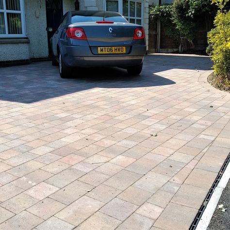 Paving Driveway, Block Paving Driveway, Modern Driveway, Block Paving, Backyard Landscaping Designs, Hedges, Driveway, House Front, Backyard Landscaping