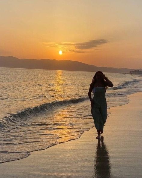 Goa Shoot Ideas, Beach Solo Photo Ideas, Goa Picture Ideas, Beach Photography Poses Women, Goa Photography Ideas, Solo Beach Poses, Goa Pics, Beach Sunset Photoshoot, Creative Beach Pictures