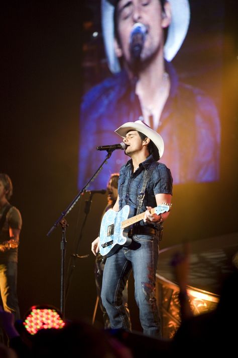 Brad Paisley - January 2010 Brad Paisley Concert Outfit, Billy Currington, Brad Paisley, Country Music Stars, Music Guitar, Country Singers, Music Star, Professional Photo, Concert Outfit