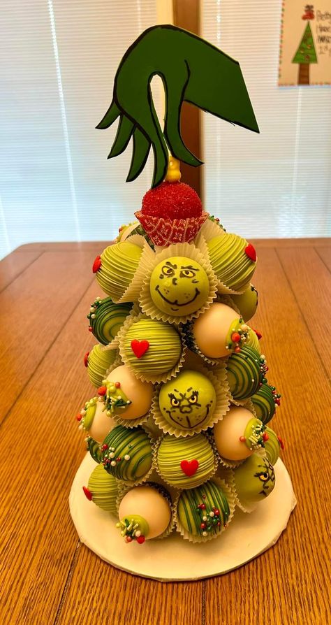 Grinch Cake, Grinch Christmas Party, Decor Christmas Home, Christmas Home Decor Ideas, Living Room Christmas, Grinch Party, Christmas Cake Pops, Grinch Christmas Decorations, Xmas Cake