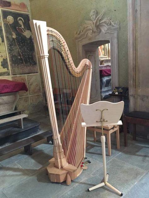 Harp Instrument, Pretty Instruments, Violin Design, Instruments Art, Concert Stage, Fantasy Props, Music Aesthetic, Music Room, Harp