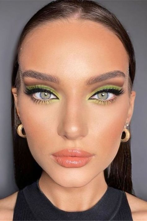 ¿El maquillaje en tonos verdes es uno que nos puede proporcionar de opciones lindísimas y muy variadas así como versátiles en el color? ¡Claro que sí! Y vamos a ver algunas de ellas. Green Eyeshadow Makeup, Green Make Up, Makeup For Summer, Mekap Mata, Smoky Eyeshadow, Bold Eye Makeup, Barbie Makeup, Smink Inspiration, Green Makeup