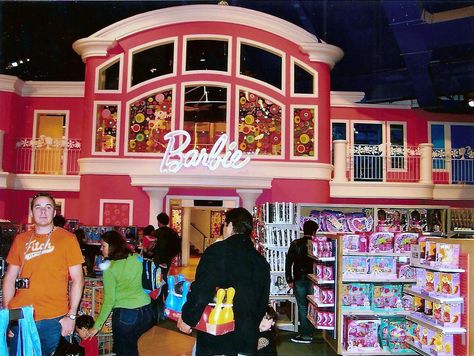 Barbie's Dream House Toys R Us Times Square NYC  I have this very picture from my trip to nyc Dream House Nyc, Barbie Store, Life Size Barbie, Summer In Nyc, Black And White Wallpaper Iphone, Nyc Times Square, Barbie Shop, Im A Barbie Girl, Barbie Dream