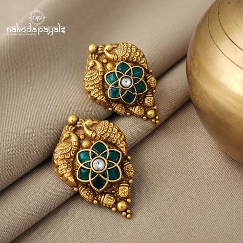 Gold Ear Rings Designs, Antique Earrings Studs, Gold Ear Rings, Nakoda Payals, Antique Gold Earrings, Gold Jhumka Earrings, Flower Earrings Gold, Gold Pearl Jewelry, Gold Bridal Necklace