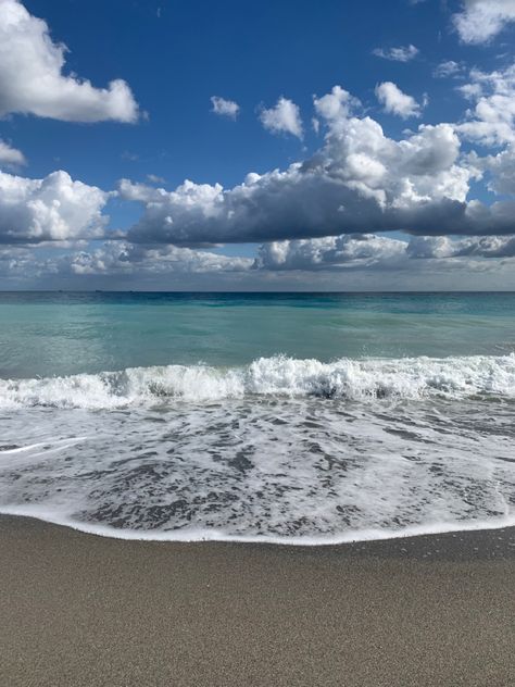 Sea Scape, Water Vacation, Clouds Photography, Beach Beauty, Beautiful Nature Pictures, Tropical Islands, Pretty Places, Picture Photo, Beach Trip