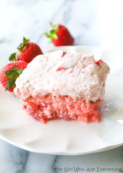 strawberries-n-cream-sheet-cake-jpg Cake 9x13, Strawberries And Cream Cake, Summertime Meals, Cake Cravings, Strawberry Sweets, Pink Cakes, Strawberry Cake Filling, The Girl Who Ate Everything, Fresh Cake