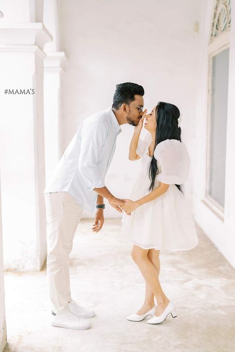 Couple Photoshoot In Black Outfit, Jumpsuit Couple Photoshoot, Preshoot Dress Ideas, Outfit Ideas For Pre Wedding Shoot, Preeshoots Dresses, Pre Wedding Couple Dress, Western Prewedding Shoot, Simple Pre Wedding Shoot Ideas, Pre Wedding Shoot Gowns